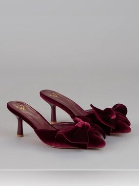 NWOB Windsor Romance Hour Velvet Bow Mules Kitten Heels in Burgundy